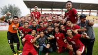 Para pemain Indonesia merayakan kemenangan atas Myanmar pada Laga Sea Games 2017 di Stadion MPS, Selangor, Selasa (29/8/2017). Indonesia menang 3-1 atas Myanmar. (Bola.com/Vitalis Yogi Trisna)