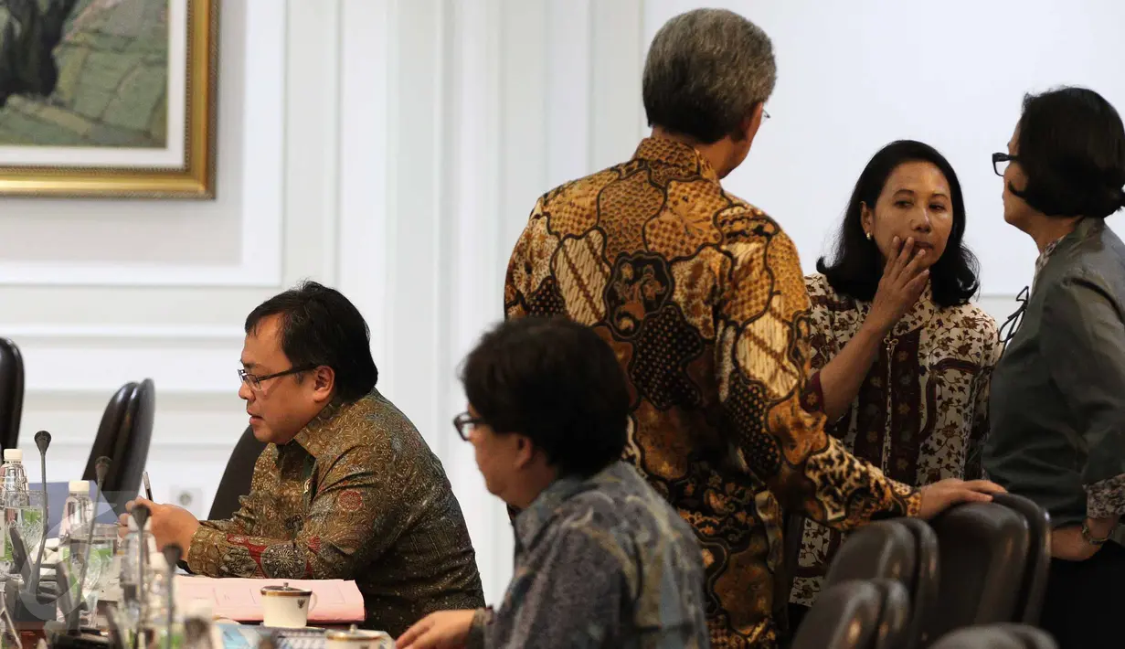 Menkeu, Sri Mulyani berbincang dengan Menteri BUMN Rini Soemarno sebelum mengikuti rapat terbatas di Kantor Presiden, Jakarta, Selasa (1/11). Rapat membahas perkembangan pembangunan proyek listrik 35.000 MW. (Liputan6.com/Faizal Fanani)