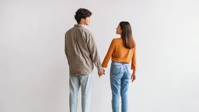 romantis bergandengan tangan