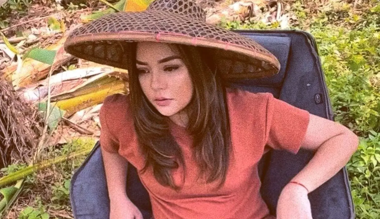 Perempuan kelahiran 8 Februari 1989 ini memang gaya simpelnya tetap kece. Meskipun memakai caping dan tampil sederhana, Gita Sinaga tetap berhasil pukau warganet. Tak heran foto ini banjir pujian dari netizen. (Liputan6.com/IG/gitasinaga)