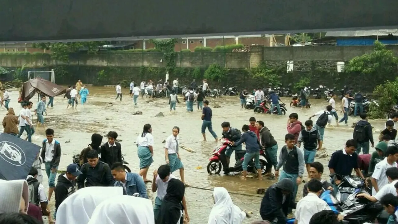 Hujan deras yang mengguyur Kota Bogor Senin (27/2/2017) siang menyebabkan tanggul aliran Kali Cipakancilan jebol dan mengakibatkan banjir. 