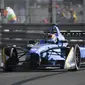 Sebastien Buemi, pembalap Renault, tampil sebagai juara Formula E 2017 seri Monaco di Circuit de Monaco, Sabtu (13/5/2017). (Yann COATSALIOU / AFP)