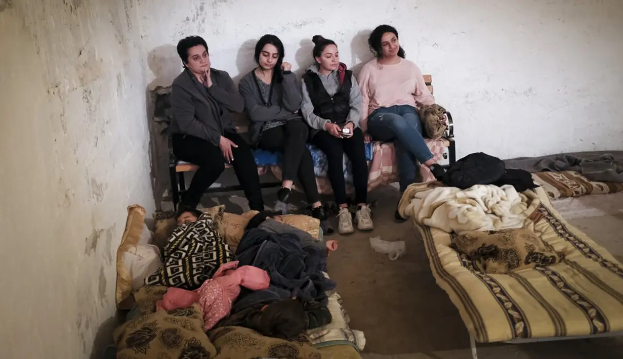 Sejumlah wanita Armenia melindungi diri dari serangan bom di Stepanakert, Republik Nagorno-Karabakh, Azerbaijan, 28 September 2020. Pasukan Armenia dan Azerbaijan bertempur atas wilayah separatis Nagorno-Karabakh. (Karo Sahakyan, ArmGov/PAN Photo via AP)