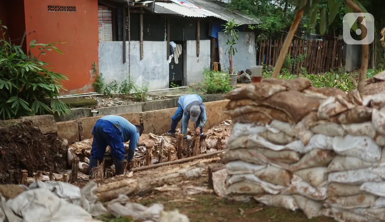 Petugas menyelesaikan pembuatan sumur resapan di kawasan Cempaka Putih, Jakarta, Rabu (25/11/2020). Sebanyak 14 lubang sumur resapan yang dibangun di ruas Jalan Jenderal Ahmad Yani dan Cempaka Putih Barat 21 ditargetkan dapat selesai akhir Desember nanti. (Liputan6.com/Immanuel Antonius)
