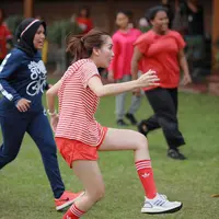 Artis Ayu Ting Ting kerap  menarik perhatian publik. Seperti belum lama ini, perempuan seorang anak itu ikut sepak bola di kampung. Pelantun lagu Alamat Palsu itu main bola sebagai perayaan ulang tahun HUT RI ke-78.  Berikut potret Ayu yang penampilannya menjadi sorotan. [Instagram/ayutingting92]