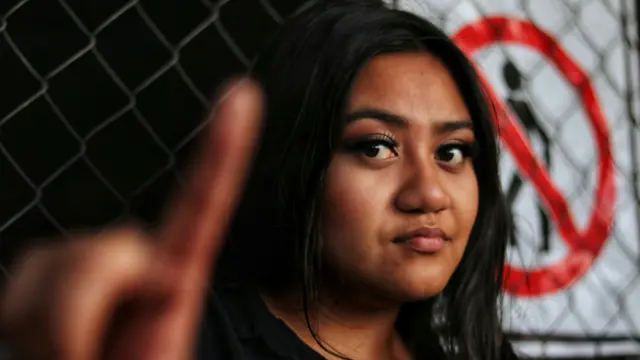 Wanita Menunjukan Jari Sebagai Peringatan