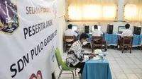 Guru saat mengawasi berlangsungnya kegiatan Asesmen Nasional Berbasis Komputer (ANBK) di SDN Pulogadung 05 Pagi, Jakarta Timur, Selasa (25/10/2022). Kementerian Pendidikan Kebudayaan Riset dan Teknologi (Kemendikbud Ristek) secara serentak menggelar ANBK 2022 tingkat SD/MI atau sederajat yang bertujuan untuk melihat kemampuan sekolah secara keseluruhan dalam pelaksanaan pendidikan, dan tujuan akhirnya adalah untuk peningkatan mutu sekolah. (meradeka.com/Iqbal S. Nugroho)