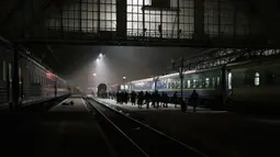 Orang-orang yang mencoba melarikan diri dari Ukraina menunggu kereta di Stasiun Kereta Api Lviv, Lviv, Ukraina, 4 Maret 2022. (AP Photo/Felipe Dana)