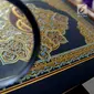 Kaca pembesar melihat Al Quran mini di Pondok Pesantren Almiizan, Kabupaten Bogor, Jawa Barat, Senin, (20/5/2019). Al-Quran mini dengan ukuran 10 mm x 10 mm tersebut seluruh aksaranya ditulis tangan menggunakan tinta emas serta ditulis di atas lembaran kulit kayu. (merdeka.com/Arie Basuki)