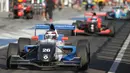 Pebalap Indonesia, Presley Martono, memacu kecepatan saat balapan pertama seri kelima Formula Renault 2.0 Eurocup Hungaria di Sirkuit Hungaroring, Sabtu (1/7/2017). Start dari posisi ke-21, Presley finis di peringkat ke-17. (Bola.com/Reza Khomaini)