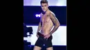 Justin Bieber berpose usai membuka pakaiannya di atas panggung acara "Fashion Rocks", New York, (9/9/14). (Theo Wargo/Getty Images for Three Lions Entertainment/AFP)