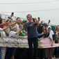 Presiden Joko Widodo berswafoto bersama saat pembentangan Kain Jumputan Palembang terpanjang di atas Jembatan Ampera (Liputan6.com / Nefri Inge)