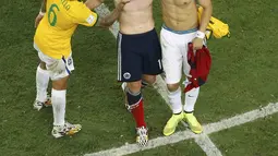 Bintang AS Monaco ini dihibur dua penggawa Brasil di akhir laga setelah tak mampu menahan emosi menyusul kekalahan Kolombia di babak perempat final Piala Dunia 2014, Brasil, Jumat (4/7/14). (REUTERS/Fabrizio Bensch)