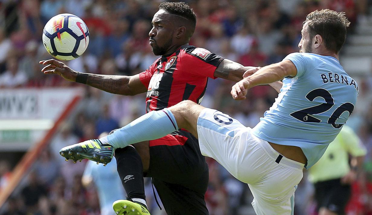 Pemain AFC Bournemouth, Jermain Defoe (kiri) berebut bola dengan Manchester City, Bernado Silva pada lanjutan Premier League di Vitality Stadium, Bournemouth, (26/8/2017). (Steven Paston/PA via AP)