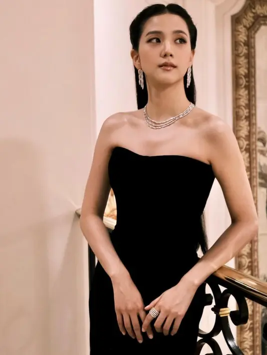 Untuk event kali ini, Jisoo terlihat mengenakan gaun simple namun terlihat elegan. Ia pun tampil bak putri Kerajaan dihiasi perhiasan di tubuhnya.  [@sooyaaa__]