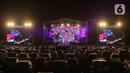 Sejumlah penonton berada di dalam mobil menyaksikan penampilan Kahitna dalam konser New Live Experience 2020 di Parkir Barat JIExpo Kemayoran, Jakarta, Sabtu (29/8/2020). (Fimela.com/Bambang E.Ros)