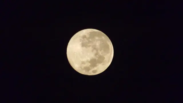 Cantiknya Bulan Purnama saat Malam Nisfu Sya'ban