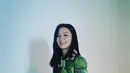 Meski tampil apa adanya dengan pesona monolidnya, Seulgi tetap manis dengan balutan mini dress hijaunya. Mini dress lengan panjang dengan kerah membuat penampilannya makin elegan. Ia membawa tas ukuran sedang sebagai penyempurna penampilannya. (Liputan6.com/IG/@hi_sseulgi)