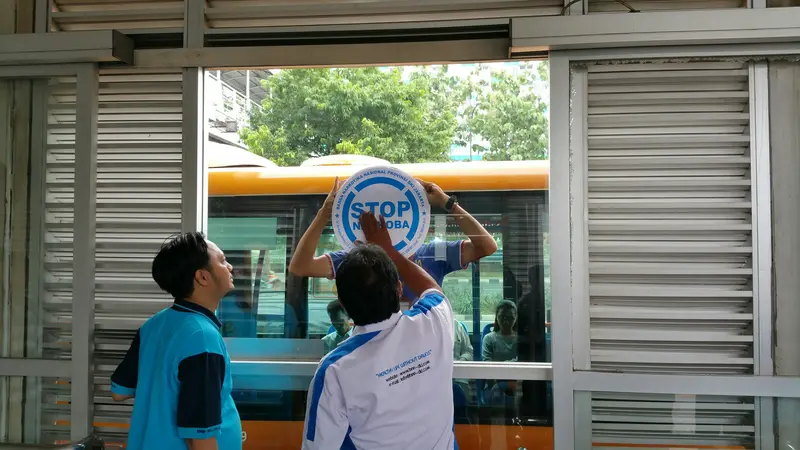 BNN memasang stiker stop narkoba di Bus Transjakarta