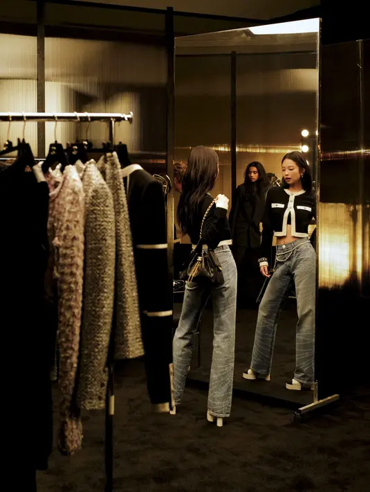 Gaya Jennie dalam film kampanye ini semakin mempertegas versatilitas CHANEL 25. Dalam salah satu adegan, ia mengenakan cropped jacket hitam dengan detail putih yang berpadu sempurna dengan jeans berpotongan lebar. [Dok/Chanel].