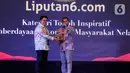 Chief Content Officer (COO) KapanLagi Youniverse, Wens Manggut  (kanan) memberikan plakat kepada  Wakil Bupati Kutai Kartanegara, Rendi Solihin saat acara Anugerah Inspiratif Liputan6.com di hotel Shangri La, Jakarta, Rabu (31/7/2024).  Rendi Solihin menerima  penghargaan Tokoh Inspiratif Pemberdayaan Ekonomi Masyarakat Nelayan. (Liputan6.com/Herman Zakharia)