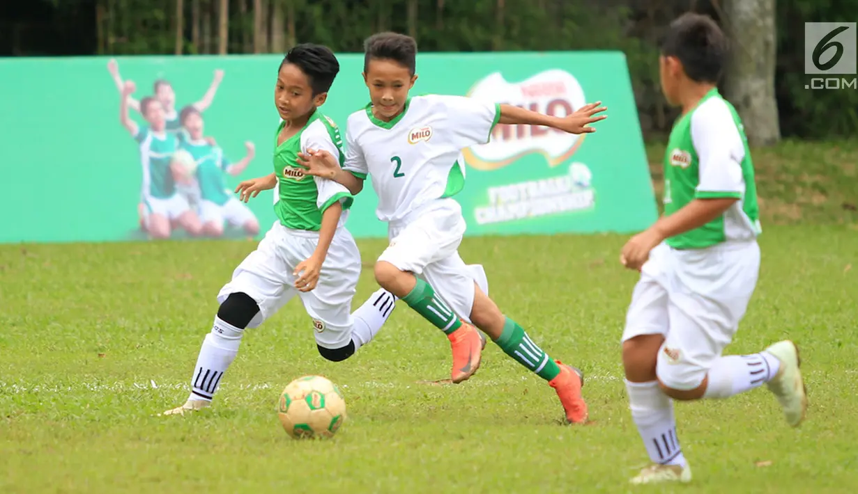 Anak-anak terpilih bertanding pada MILO Football Championship 2019 di Ciputat, Tangerang Selatan, Sabtu (27/4/2019). Sebanyak 16 pemain terbaik dibagi menjadi dua tim yaitu Tim Kurniawan dan Tim Ponaryo yang akan dinilai mewakili Indonesia di MILO Champions Cup di Barcelona. (Liputan6.com/HO/Rizky)