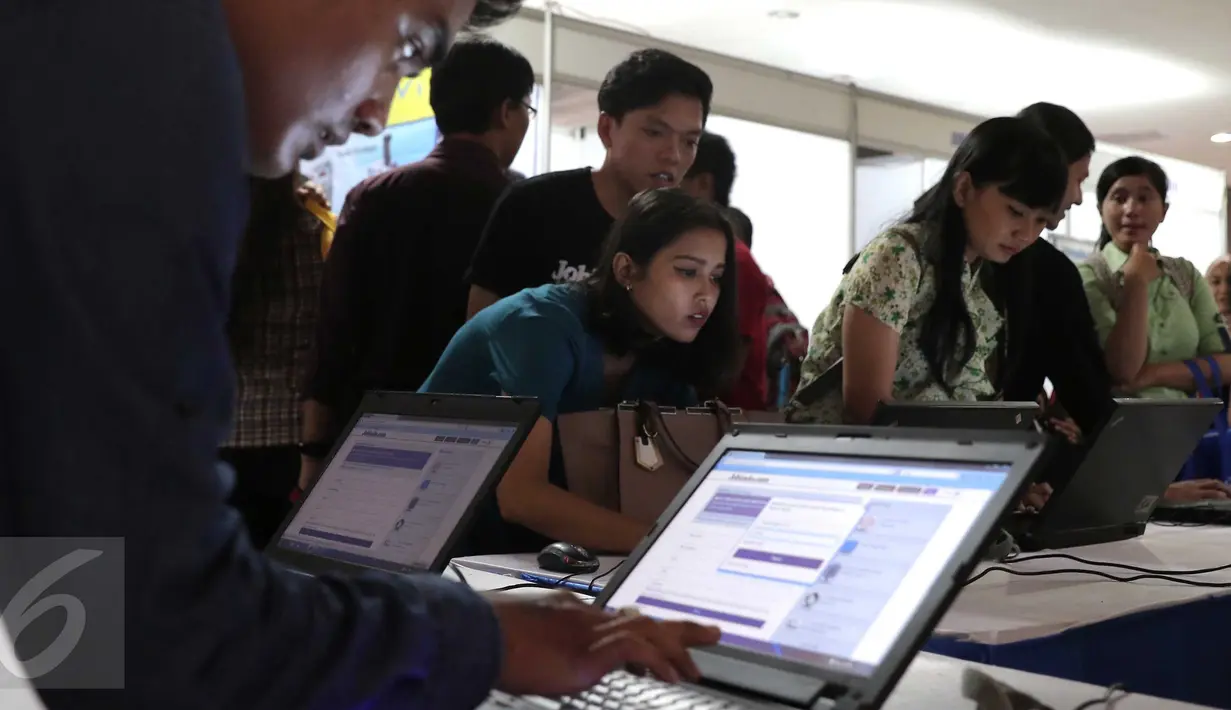 Para pencari kerja mengisi biodata saat bursa kerja di Jakarta, Jumat (11/3). Hal ini nantinya untuk menampung dan mengurangi jumlah pengangguran yang ada saat ini. (Liputan6.com/Angga Yuniar)
