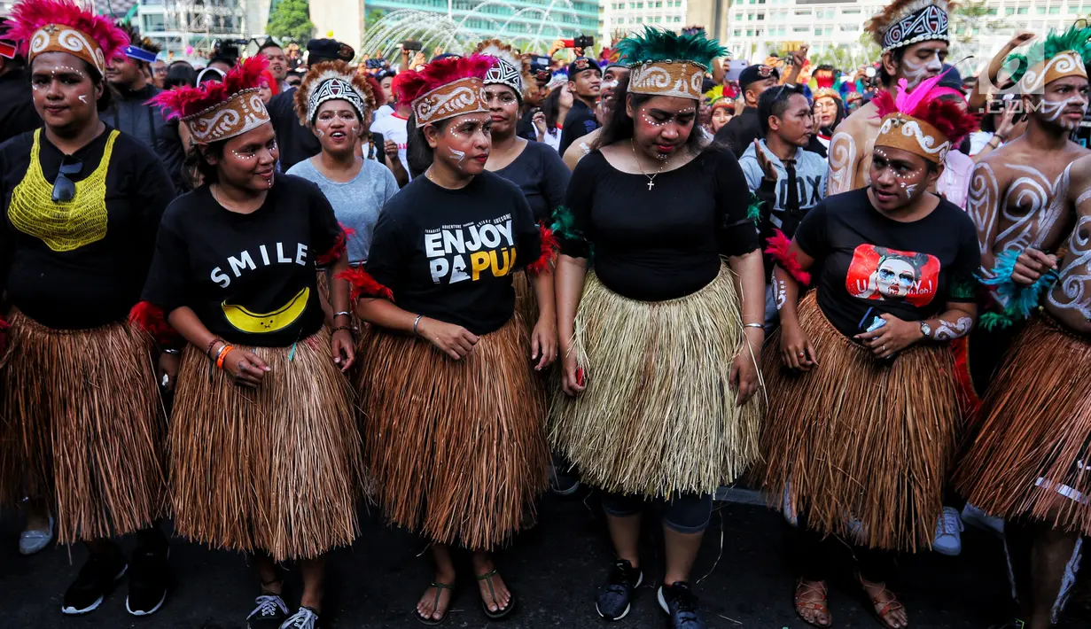 Masyarakat Papua yang tinggal di Jakarta menggelar acara Tari Yospan Massal saat kegiatan Car Free Day di Bundaran HI, Jakarta, Minggu (1/9/2019). Kegiatan yang dihadiri Menkopolhukam Wiranto ini digelar dalam rangka menjalin persatuan dan kesatuan bangsa Indonesia. (Liputan6.com/Johan Tallo)