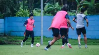 Choi Bo-Kyung absen dalam latihan Arema FC bersama Charles Lokolingoy setelah libur selama delapan hari. Kemungkinan besar keduanya baru akan kembali ke Malang setelah libur Idulfitri 2025. (Bola.com/Iwan Setiawan)