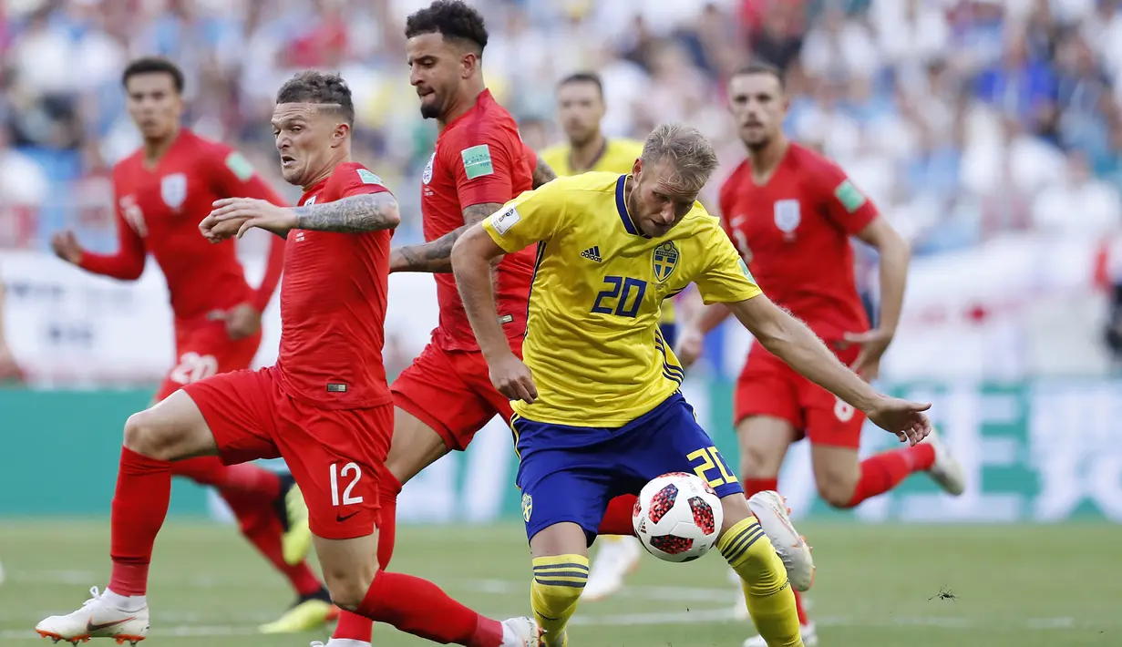 Striker Swedia, Ola Toivonen, berusaha melewati kepungan pemain Inggris pada laga perempat final Piala Dunia di Samara Arena, Samara, Sabtu (7/7/2018). Inggris menang 2-0 atas Swedia. (AP/Alastair Grant)