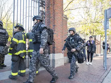 Tim Khusus Antiteroris SWAT tiba di Universitas Harvard menyusul ancaman bom di gedung yang berlokasi di Cambridge, AS, Senin (16/11). Petugas mensterilkan empat gedung di universitas terkemuka di negara adidaya tersebut. (Scott Eisen/Getty Images/AFP)