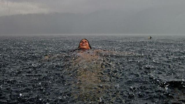 6 Jepretan Detail Rintik Hujan Ini Unik, Tetesan Air Manjakan Mata