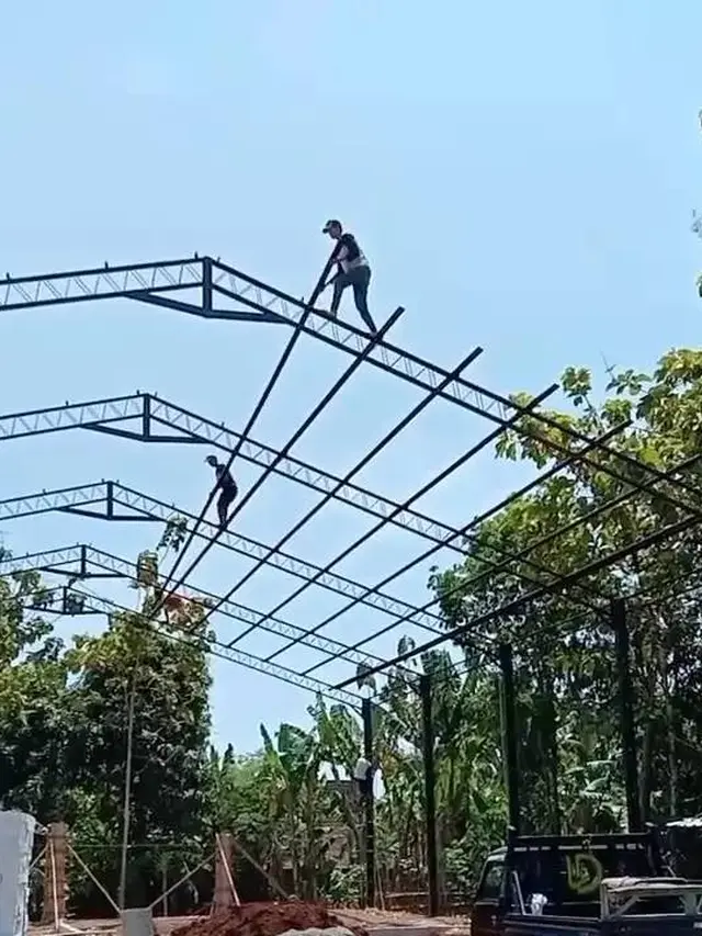 7 Potret Kuli Bangunan Kerja di Tempat Ekstrem Minim Pengaman Ini Bikin Deg-Degan