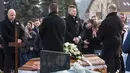 Kerabat dan keluarga melakukan upacara pemakaman wartawan investigasi Jan Kuciak yang tewas dibunuh di Stiavnik, Slovakia (3/3). (AP Photo/Bundas Engler)