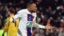 Pemain PSG, Kylian Mbappe melakukan selebrasi setelah mencetak gol ke gawang US Pays de Cassel pada laga babak 32 besar Coupe de France 2022/2023 di Stade Bollaert-Delelis, Selasa (24/1/2023) dini hari WIB. Lima dari tujuh gol kemenangan Paris Saint-Germain dicetak oleh Kylian Mbappe. (AFP/Francois Lo Presti)