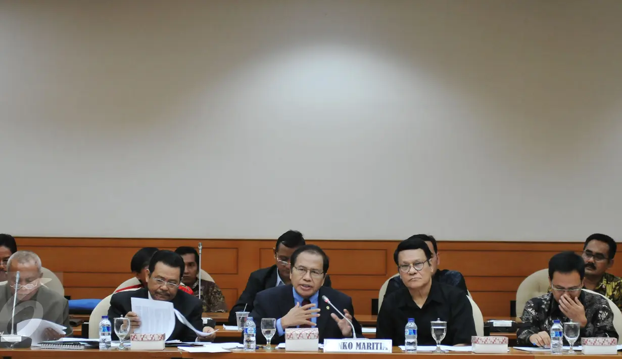 Menko Kemaritiman Rizal Ramli (tengah) mengikuti Rapat Kerja (Raker) dengan Pansus Pelindo II di Gedung DPR RI, Senayan, Jakarta, Kamis (29/10). Raker tersebut membahas satgas dwelling time yang dibentuk oleh Menko Kemaritiman. (Liputan6.com/Johan Tallo)