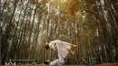 Terlihat dari akun Instagram milik Ratu Anandita, ia kini sedang gemar melakukan salah satu olahraga yoga, dan diterapkan dalam foto pre-wed mereka. (Via Instagram/@anandita_dita)