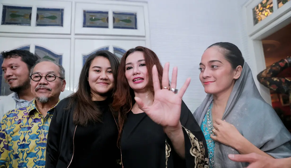 Reza Artamevia terlihat ceria di dampingi putrinya, Aaliyah Massaid, ayahnya, Adang Surachman dan beberapa keluarga besar serta kuasa hukumnya, Ramdan Alamsah. (Adrian Putra/Bintang.com)