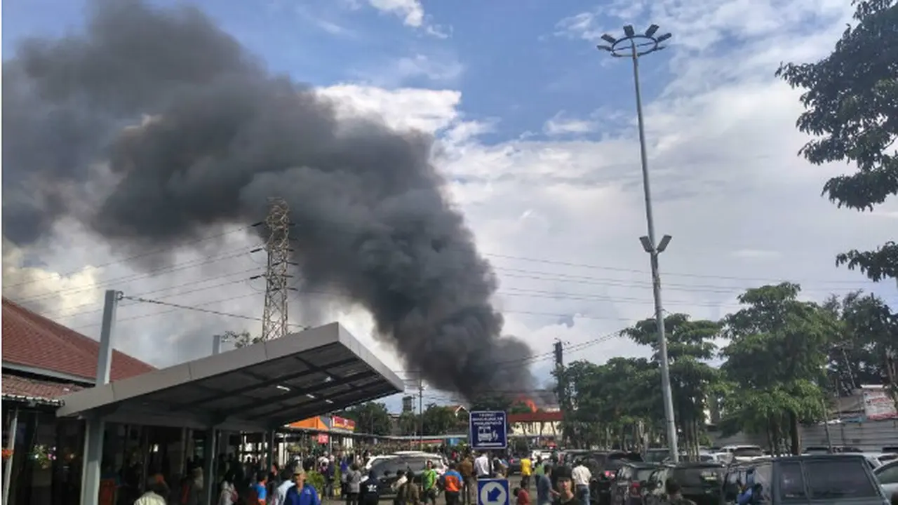 Kebakaran dekat Stasiun Senen