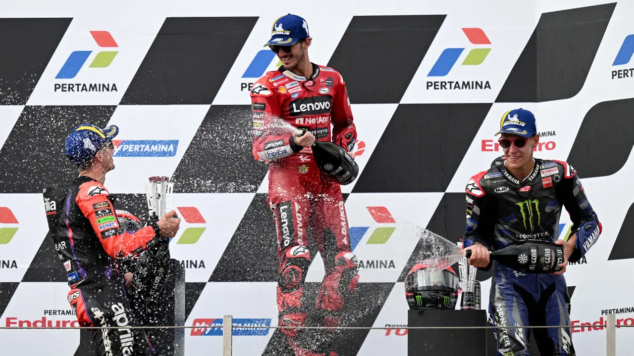 Foto: Trio Pinjam Dulu Seratus Berhasil Naik Podium di MotoGP Mandalika 2023, Maverick Vinales Selebrasi Pakai Kostum Batman
