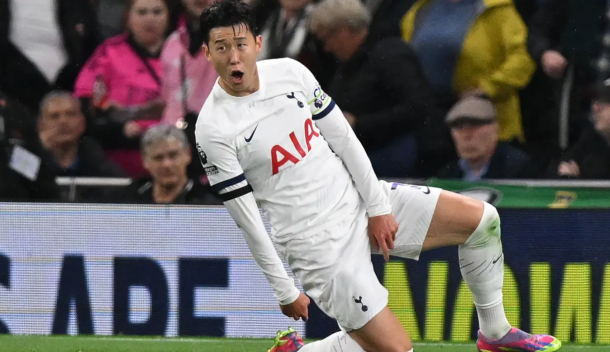 Striker Timnas Korea Selatan milik Tottenham Hotspur, Son Heung-min sudah pasti akan menjadi sorotan utama pada ajang Piala Asia 2023 Qatar nanti. Penampilan impresifnya bersama Spurs dalam beberapa musim terakhir tentu menjadi keuntungan tersendiri bagi kubu Korea Selatan untuk meraih gelar di Qatar nanti. Bersama Timnas Korea Selatan ia telah mengoleksi 116 caps dengan torehan 41 gol dan 19 assist. Piala Asia 2023 Qatar menjadi Piala Asia edisi keempat yang diikutinya setelah sebelumnya ia juga tampil pada ajang Piala Asia 2011 Qatar, Piala Asia 2015 Australia dan Piala Asia 2019 Qatar. (AFP/Glyn Kirk)