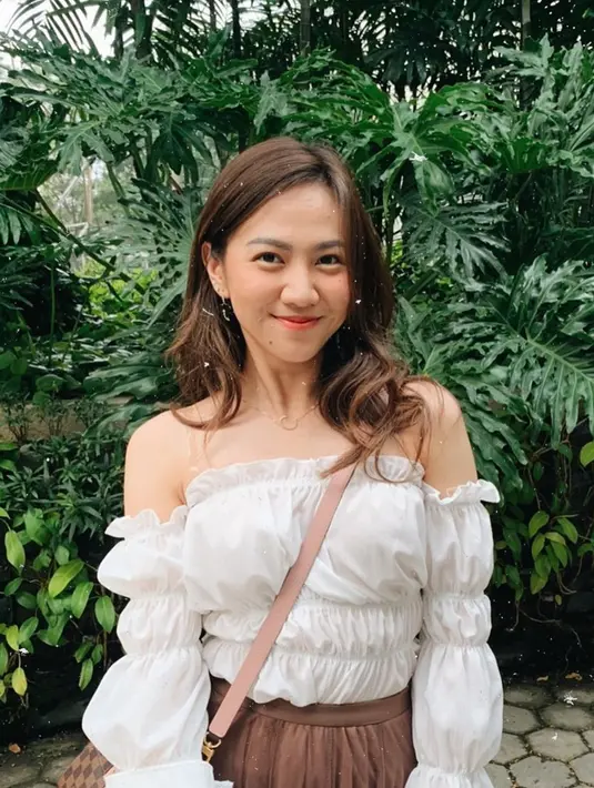 Gaya Shania Eks JKT48 saat menggunakan busana putih model Off Shoulder dan dipadukan dengan bawahan berwarna coklat membuat penampilannya terlihat menawan. Ia juga memilih menggunakan makeup sederhana dengan rambut terurai. (Liputan6.com/IG/@shanju)