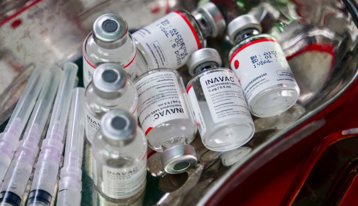 Botol-botol berisi vaksin Inavac untuk Covid-19 terlihat di kantor dinas kesehatan provinsi Jakarta pada 19 Desember 2023. (BAY ISMOYO/AFP)