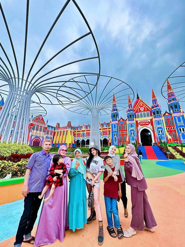 Kekompakan Novi Rizki merayakan Hari Lebaran (https://www.instagram.com/p/CraB1vuPE_9/)