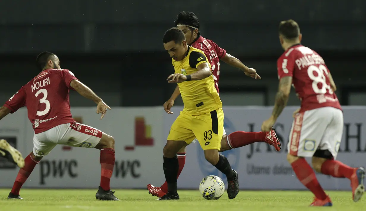 Gelandang Bhayangkara FC, Rubens Raimundo, berusaha melewati gelandang Bali United, Brwa Nouri, pada laga Piala Presiden 2019 di Stadion Patriot, Bekasi, Kamis (14/3). Bhayangkara menang 4-1 atas Bali. (Bola.com/Yoppy Renato)