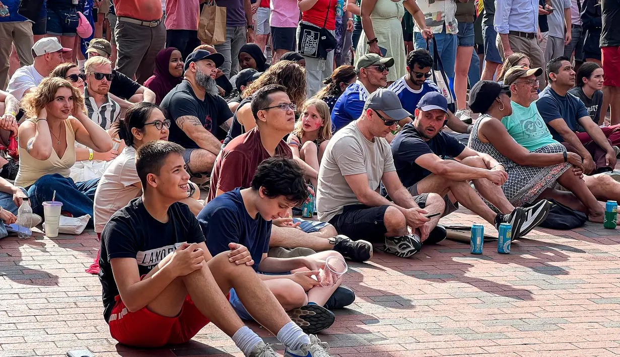 Penggemar sepak bola dari kalangan dewasa hingga anak-anak duduk bersama menikmati pertandingan Inggris kontra Kroasia di FIFA Fan Festival Boston, Rabu (17/6/2026). (KLY Sports/Hery Kurniawan/Adv/Powerade)