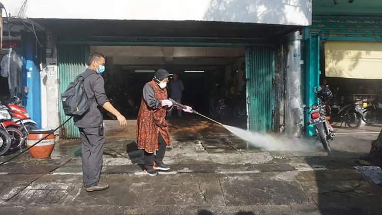 Tri Rismaharini Terjun Langsung, Ini 7 Potret Penyemprotan Desinfektan di Surabaya