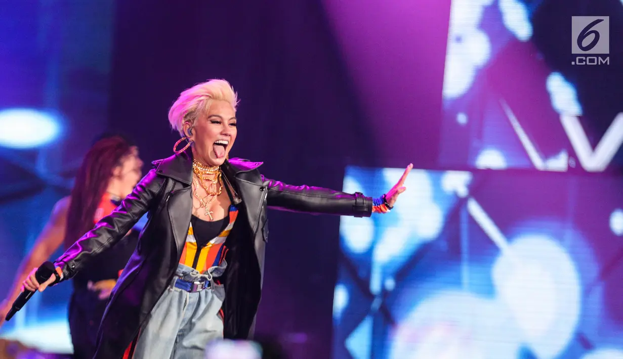 Penampilan Agnez Mo pada acara peluncuran Vivo V7 Plus di JIExpo Kemayoran, Jakarta Pusat, Kamis (28/9). Salah satu lagu baru dibawakan Agnez adalah "Long As I Get Paid" yang video musiknya belum lama ini dirilis. (Liputan6.com/Faizal Fanani)