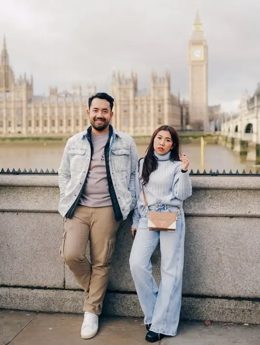 Buat kamu penyuka cool tone outfit, gaya couple Kiky dan Khairi satu ini bisa jadi inspirasi. [@kikysaputrii]