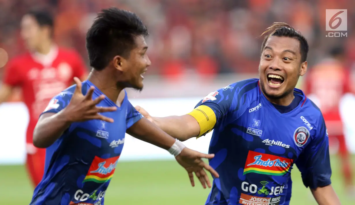 Kapten tim Arema FC, Hamka Hamzah (kanan) merayakan gol yang dicetak A Nur Hardianto ke gawang Persija pada lanjutan Shopee Liga 1 Indonesia 2019 di Stadion Gelora Bung Karno, Jakarta, Sabtu (3/8/2019). Laga berakhir imbang 2-2. (Liputan6.com/Helmi Fithriansyah)